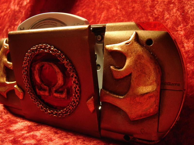 Illustration for article titled Sony PSP God of War Mod Looks Bloodthirstily Fantastic